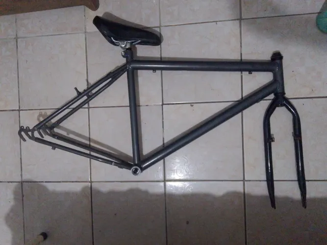 Vendo quadro com garfo e banco 