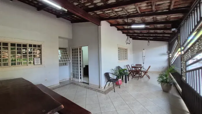 3/4, sendo um suite, rica em armários!!!!