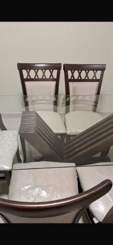 Mesa de jantar com cadeiras em madeira