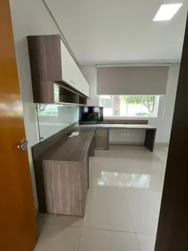 Imóvel para aluguel possui 290 metros quadrados com 4 quartos em Condomínio Belvedere - Cu