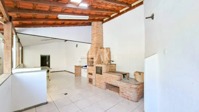 Casa com 05 quartos sendo 01 suíte, Espaço Gourmet e 02 vagas para locação bairro São Paul