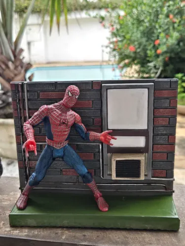 Boneco Homem aranha 2002 (Tobey Maguire) em ótimo estado, com cenário