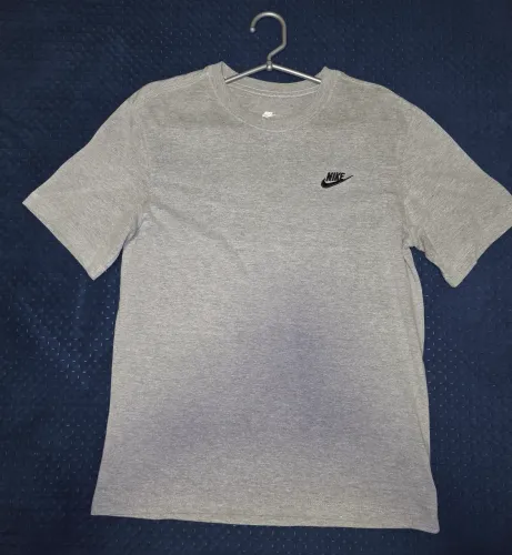 Camiseta Nike Cinza Logo Bordado Básica - Tam. P (Original)