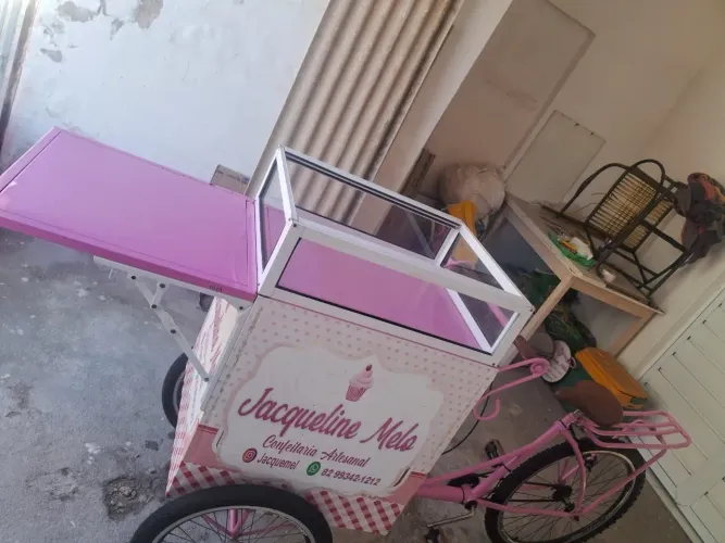 Bicicleta cargueira com vitrine