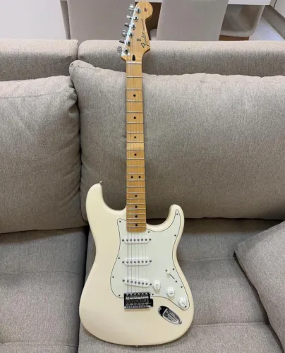 Fender stratocaster  standard 2013 nova 