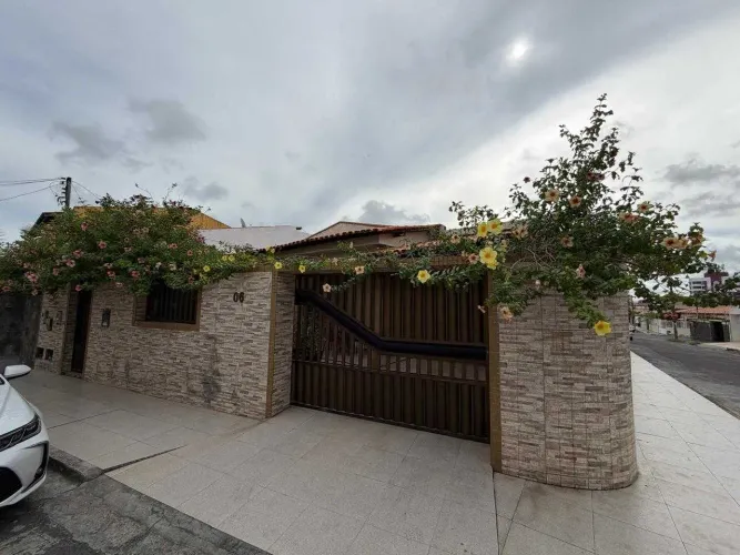 CASA EM RUA PÚBLICA - LUZIA [53248]