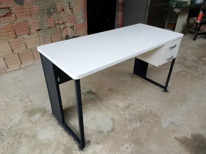 Mesa de escritório branca