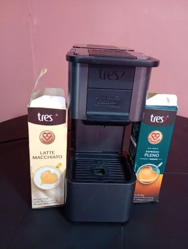 Vendo máquina de café, três corações, em ótimas condições, e um microondas grande, ótimo