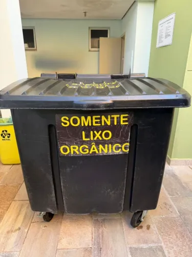 Container Caçamba Lixeira com capacidade para 1.000 litros, usada e em bom estado
