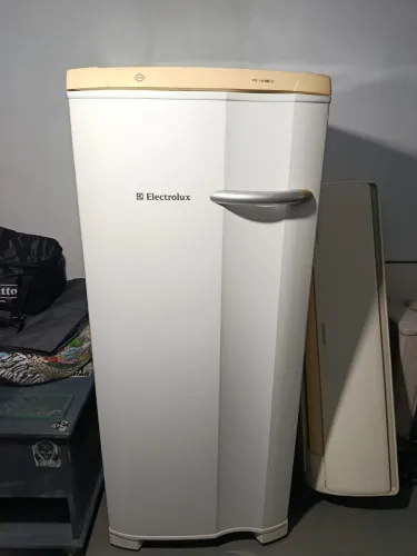 Freezer Vertical Electrolux FE18 (145L) - Perfeito Estado e Com capa!