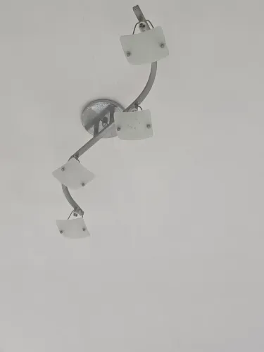 Luminária de teto moderna, estrutura cromada curva com Spots de luz equipados c/cúpulas vi