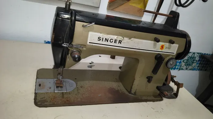 Máquina de Costura Industrial Singer 20U com Mesa