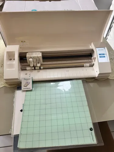 VENDE-SE SILHOUETTE CAMEO 03! ACOMPANHA BASE DE CORTE, MINT E CREATE-A-STICKER! POUCO USA?