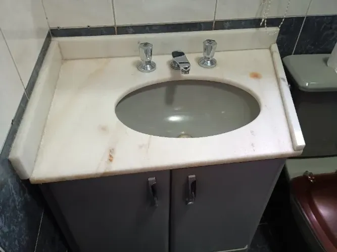 Armário de banheiro com lavatório