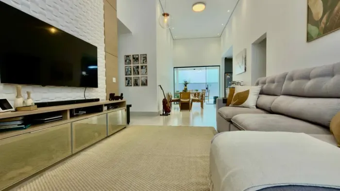 Oportunidade ! Casa térrea mobiliada com 03 suítes+ escritório com piscina em Condomínio e