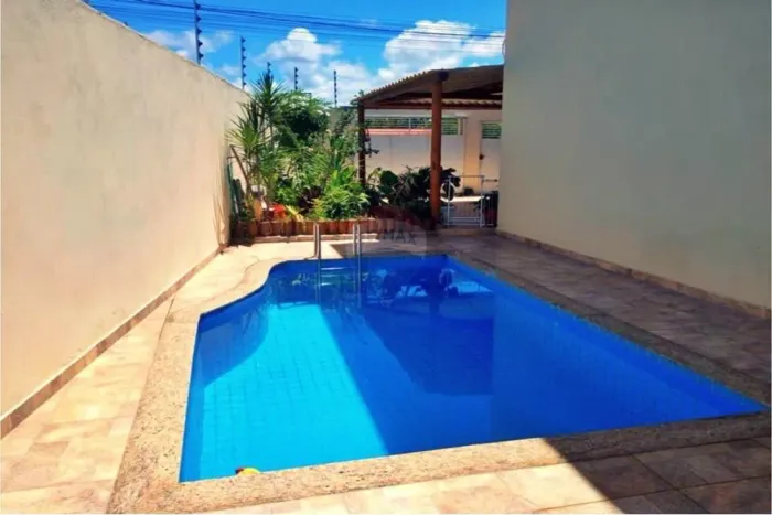 Aluguel: Casa com Piscina, 3 Quartos e Localização Privilegiada  Porto Seguro