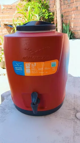 Vendo garrafão térmico de 9 litros usado excelente  .