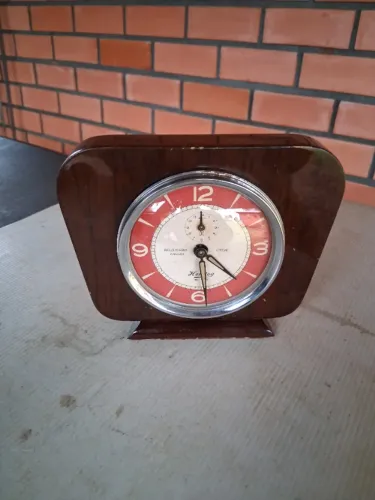 Antigo relógio de mesa (à corda)