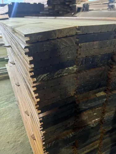 Assoalho de pinus tratado