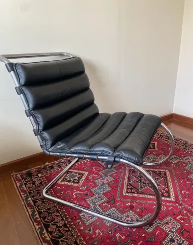 Poltrona de luxo design couro preto estrutura cromada