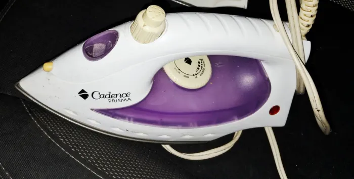 Ferro de passar roupas a vapor da marca Cadence, modelo Prisma.
