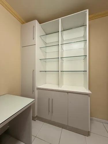 Estante/Balcão Planejado com Prateleiras de Vidro - MDF Branco