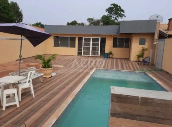 Casa com 4 dormitórios sendo 1 suíte e piscina