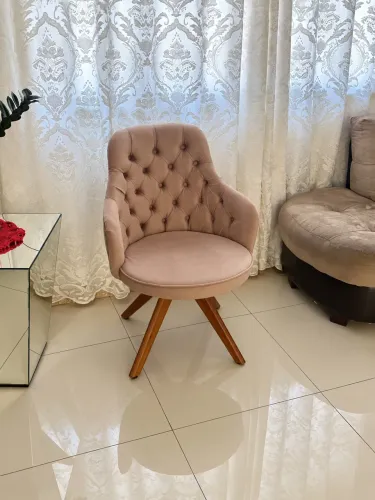 Poltrona Estofada Capitonê/cadeira penteadeira com Pés de Madeira - Linda e Conservada