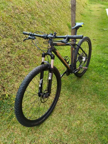 Bike MTB 29 First - 12v Shimano altus, freio hidráulico, suspensão Sr suntour xcr32