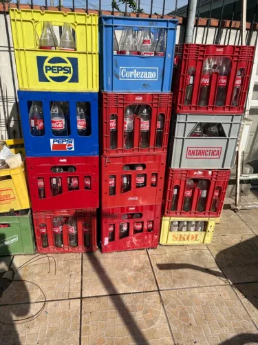 Vendo engradado de garrafas de 1LITRO