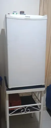 Vendo frigobar com o suporte 
