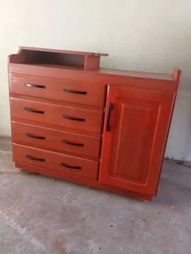 Cômoda/ Buffet em madeira com 4 gavetas + porta ? cor mogno