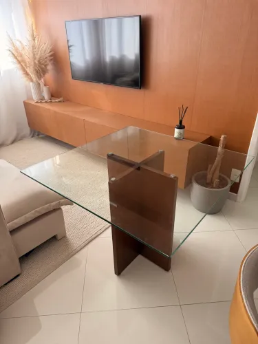 Mesa 4 lugares de vidro com base de madeira