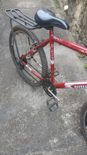 Vende se uma bicicleta em ótimo estado