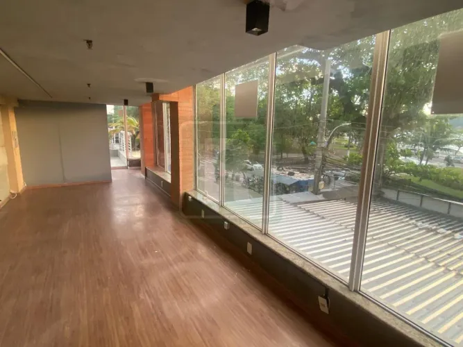 Loja Comercial para Venda em Niterói, São Francisco, 1 banheiro, 1 vaga