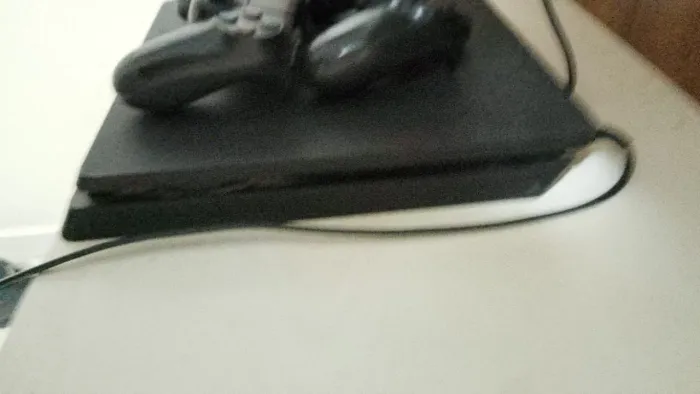 Vendo ps4 slim 500 g 2 controles em ótimo funcionamento 