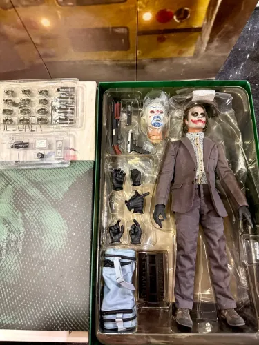 Hot Toys Joker Bank Robber 2.0 MMS249 1/6 - Completo (The Dark Knight)