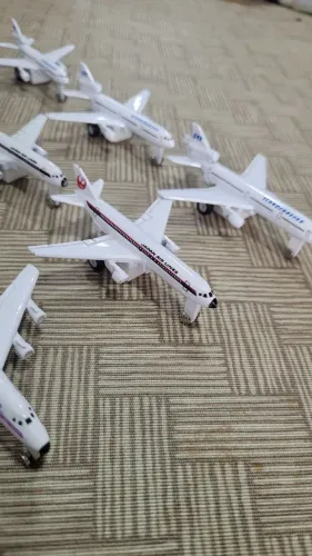 Miniaturas de aviões de ferro