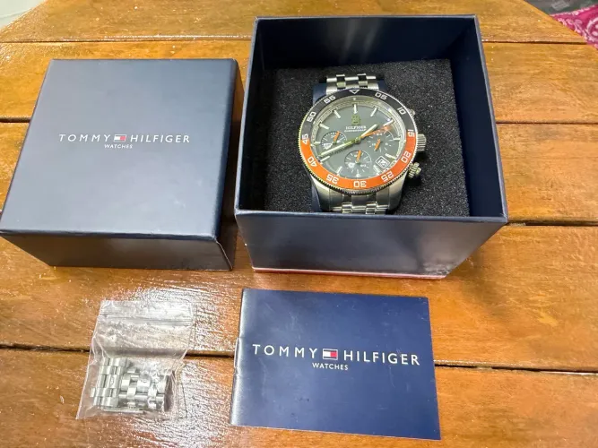 Relógio Tommy Hilfiger prateado ( NUNCA USADO )