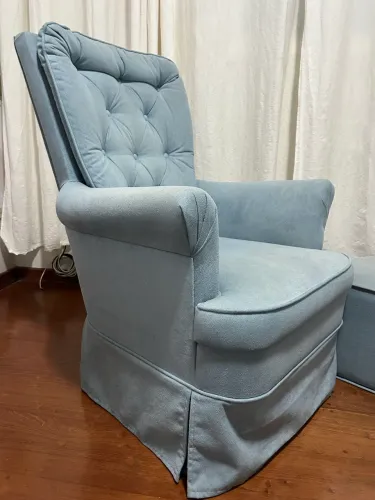 Poltrona de amamentação azul + apoio de pés