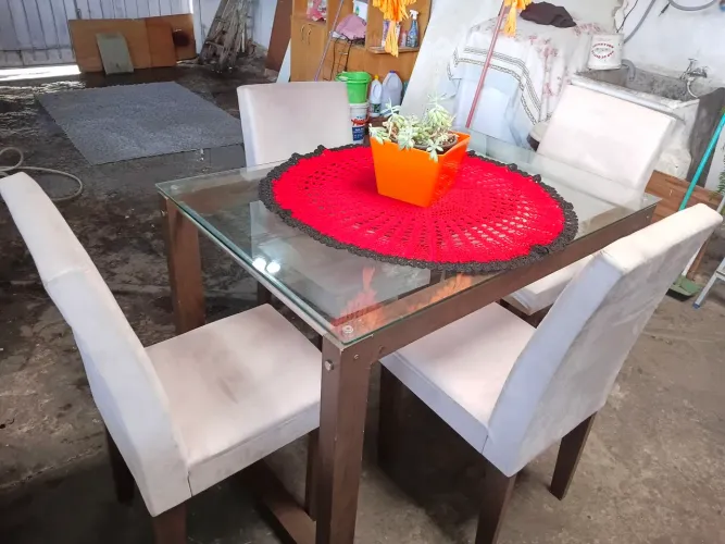 Mesa com tampo de vidro cadeiras de camusa