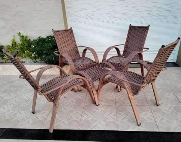 Conjunto de cadeiras de fibra sintética