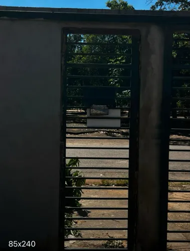 Portão pequeno de grade