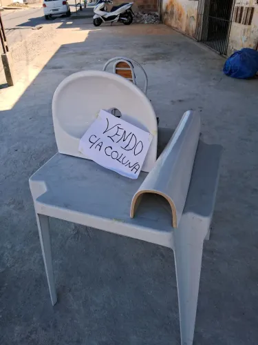 Vendo um lavatório c/ coluna