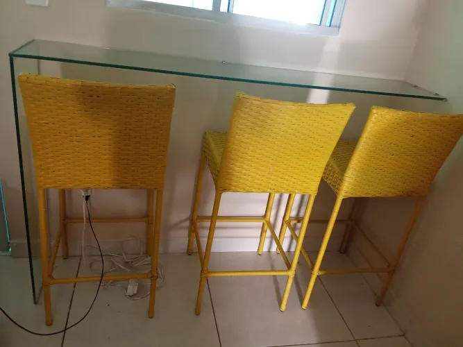 Bancada de vidro com as cadeiras