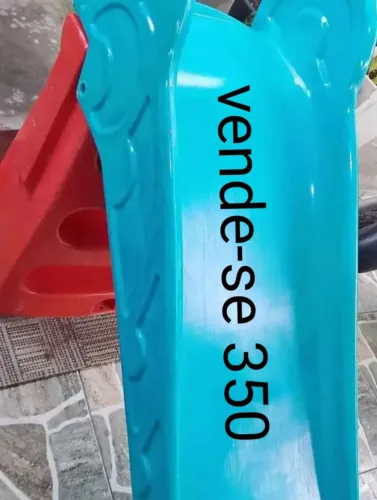 Escorregador infantil motivo da venda tomado espaço está pouco sujo pelo tempo guardado