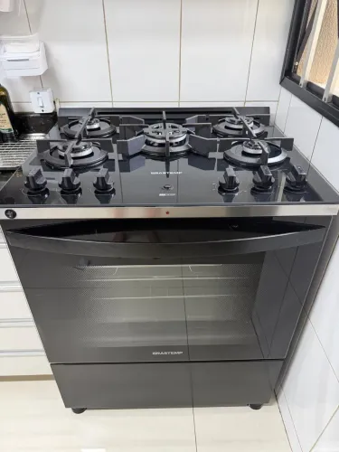 Fogão Brastemp 5 Bocas Preto com Mesa de Vidro, Função Air Fryer e Turbo Chama