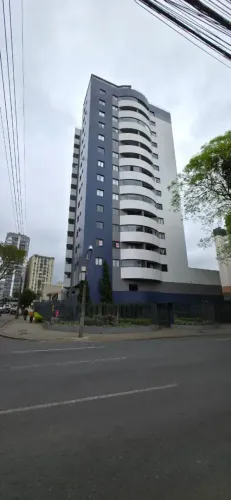 Imóvel para aluguel possui 76 metros quadrados com 3 quartos em Água Verde - Curitiba - PR