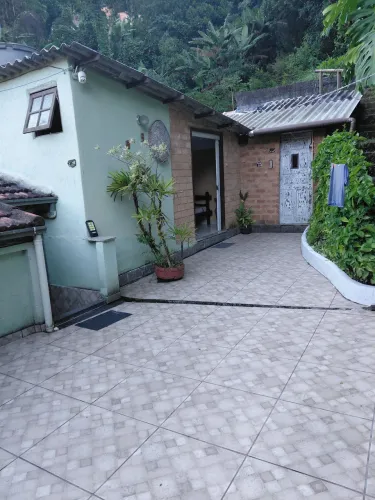 Aluguel de quartos e suítes mobiliadas pra estudantes no centro de Petropolis.