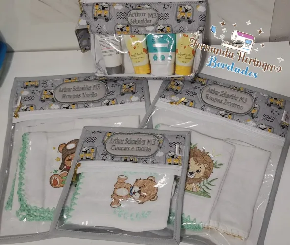 Fraldas Bordadas e Capa de Caderneta Personalizada